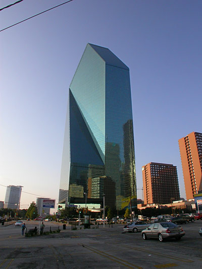 Fountain-Place-Skyscraper-mirror-glass-facade-Spiegel-Glas-Fassade-Hochhaus-Wolkenkratzer-Downtown-Dallas-Texas-TX-USA-DSCN7517.jpg