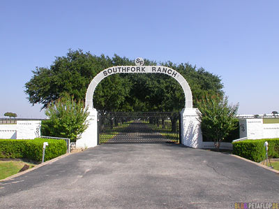 Gate-Entrance-Eingangstor-Southfork-Ranch-Dallas-TV-series-Serie-Dallas-Texas-TX-USA-DSCN7645.jpg