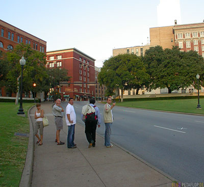 John-F-Kennedy-JFK-Museum-Assassination-Attentat-shot-Lagerhaus-X-Mark-street-Markierung-Strasse-Dealey-Plaza-Elm-Street-Dallas-Texas-TX-USA-DSCN7542.jpg