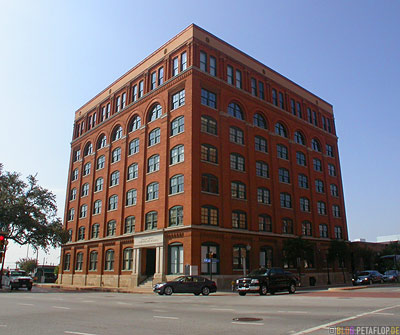 John-F-Kennedy-JFK-Museum-Assassination-Attentat-the-house-Lee-Harvey-Oswald-shot-from-Lager-Haus-Dealey-Plaza-Elm-Street-Houston-St-Dallas-Texas-TX-USA-DSCN7489.jpg