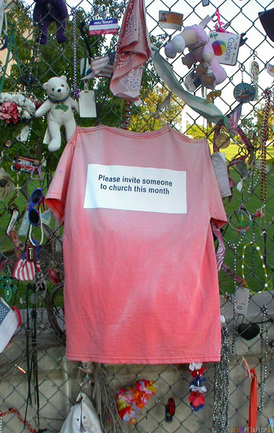 Please-invite-someone-to-church-this-month-T-Shirt-Bombenanschlag-Mahnmal-National-Memorial-Alfred-P-Murrah-Federal-Building-Bombing-Oklahoma-City-OK-USA-DSCN7412.jpg