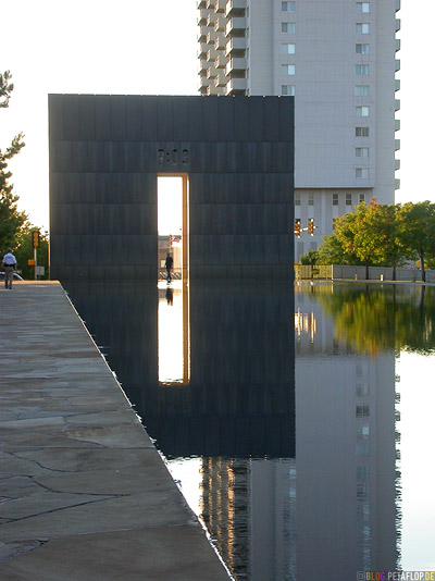 Time-9-03-Mahnmal-Denkmal-Opfer-Bombenanschlag-National-Memorial-Alfred-P-Murrah-Federal-Building-Bombing-Victims-Oklahoma-City-OK-USA-DSCN7421.jpg