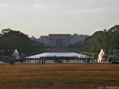 Abraham-Lincoln-Memorial-and-WWII-Memorial-National-Mall-Washington-DC-USA-DSCN8306.jpg