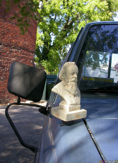 Brahms-bust-as-a-car-antenna-Bueste-Autoantenne-parking-lot-edgar-allan-poe-muesum-Richmond-Virginia-VA-USA-DSCN8285.jpg