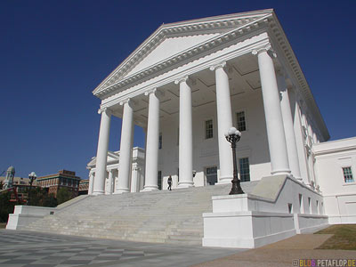 Capitol-Building-North-and-South-Fackeln-im-Sturm-Richmond-Virginia-VA-USA-DSCN8263.jpg