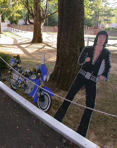 cardboard-figure-wood-Pappfigur-Holzfigur-Elvis-Presley-30th-anniversary-of-death-day-obit-30-30ster-Todestag-Graceland-Memphis-Tennessee-TN-USA-DSCN7864.jpg