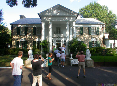 Entrance-Elvis-Presley-Graceland-Memphis-Tennessee-USA-TN-DSCN7751.jpg