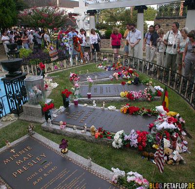 grave-site-burial-place-Grabstaette-Graeber-Elvis-Presley-30th-anniversary-of-death-day-obit-30ster-Todestag-Graceland-Memphis-Tennessee-USA-TN-DSCN7842.jpg