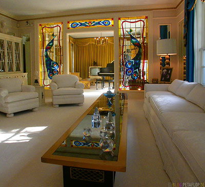 hall-Empfangshalle-Piano-Fluegel-Klavier-Wohnzimmer-Livingroom-large-sofa-langes-Sofa-Elvis-Presley-Graceland-Memphis-Tennessee-TN-USA-DSCN7755.jpg