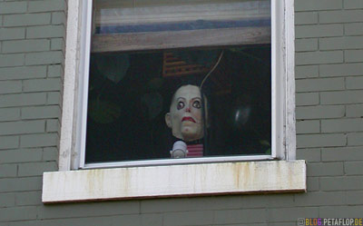 Horror-mask-in-the-window-Maske-im-Fenster-Monument-Avenue-Richmond-Virginia-VA-USA-DSCN8234.jpg