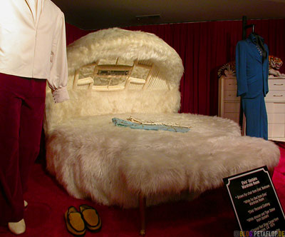 plush-bed-king-size-space-sixties-Plueschbett-Elvis-Presley-Graceland-Memphis-Tennessee-TN-USA-DSCN7780.jpg