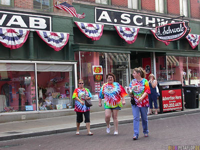 really-bad-outfit-schlecht-gekleidet-A-Schwab-General-Store-Beale-Street-Memphis-Tennessee-TN-USA-DSCN7933.jpg