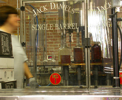 Single-Barrel-Abfuellung-Bottling-Jack-Daniels-Whiskey-Distillery-Visitor-Center-Lynchburg-Tennessee-TN-USA-DSCN8025.jpg