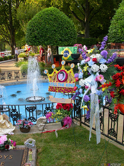 Springbrunnen-Fountain-gravesite-Grab-Elvis-Presley-30th-anniversary-of-death-day-obit-30ster-Todestag-Graceland-Memphis-Tennessee-TN-USA-DSCN7832.jpg