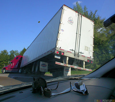 Truck-in-the-ditch-LKW-im-Graben-between-Memphis-and-Nashville-Tennessee-TN-USA-DSCN7977.jpg