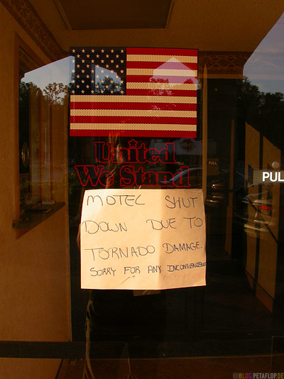 us-flag-United-we-stand-entrance-door-Motel-Shut-down-due-to-tornado-damage-days-inn-Nashville-Tennessee-TN-USA-DSCN8003.jpg