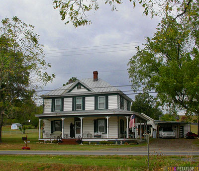 Wooden-late-Victorian-house-Virgina-VA-USA-DSCN8217.jpg