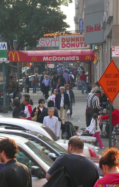 people-Leute-Rite-Aid-McDonalds-Dunkin-Donuts-belebte-Strasse-upper-west-side-crowded-street-NYC-New-York-City-NY-DSCN8498.jpg