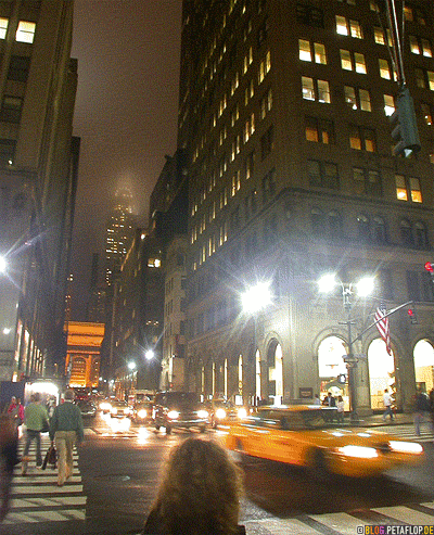 Animation-Film-moving-traffic-cabs-Verkehr-Taxis-Downtown-Manhattan-NYC-New-York-City-USA-DSCN8639-Animated.gif