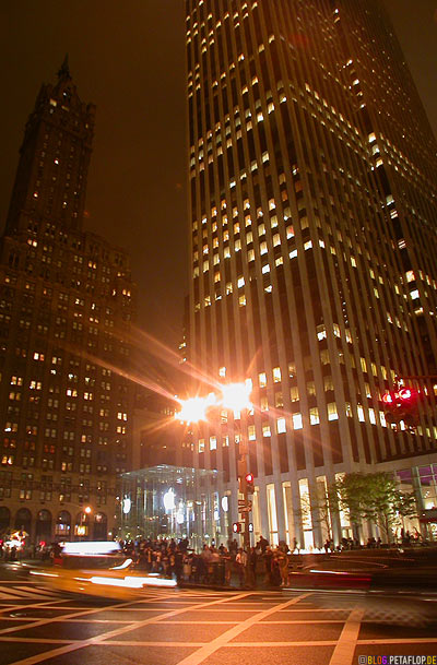 Apple-Store-entrance-glass-cube-at-night-Glaswuerfel-767-5th-Avenue-Manhattan-NYC-New-York-City-NY-USA-DSCN8675.jpg