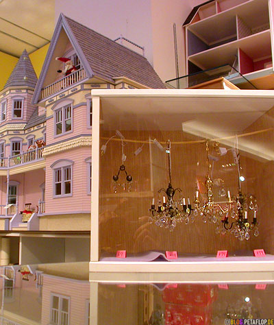 doll-house-chandeliers-Puppenhaus-Kronleuchter-FAO-Schwarz-Toys-Shop-Manhattan-NYC-New-York-City-USA-DSCN8686.jpg