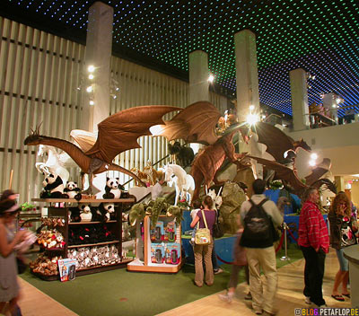 Flying-dragons-Flugdrachen-giant-gigantic-life-size-Lifelike-Animals-FAO-Schwarz-Toys-Shop-Manhattan-NYC-New-York-City-USA-DSCN8688.jpg