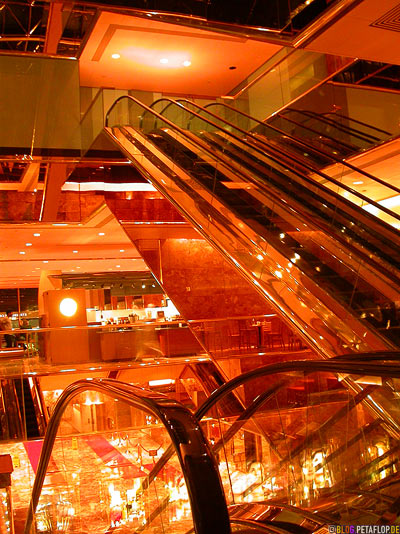 goldene-Rolltreppe-golden-escalator-Trump-Tower-Manhattan-NYC-New-York-City-USA-DSCN8690.jpg