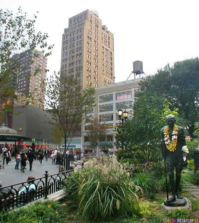 Mahatma-Ghandi-Statue-with-flower-lei-Blumenkette-Union-Square-Park-Downtown-Manhattan-NYC-New-York-City-USA-DSCN8549.jpg