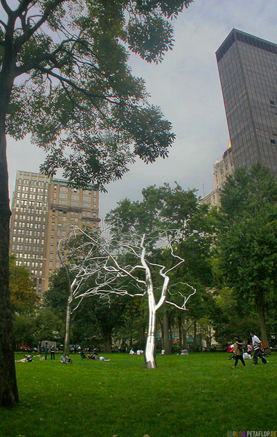 metal-chrome-trees-Chrom-Metall-Baeume-Baum-Conjoined-art-sculpture-by-Roxy-Paine-Madison-Square-Park-Downtown-Manhattan-NYC-New-York-City-USA-DSCN8543.jpg