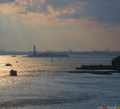 View-from-Brooklyn-Bridge-to-Upper-New-York-Bay-with-Ellis-Island-and-Statue-of-Liberty-Freiheitsstatue-NY-USA-DSCN8777.jpg