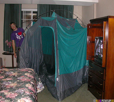 tent-drying-Zelt-trocknen-im-Motelzimmer-Burlington-Vermont-VT-USA-DSCN8931.jpg