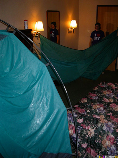 tent-drying-Zelt-trocknen-im-Motelzimmer-Burlington-Vermont-VT-USA-DSCN8934.jpg