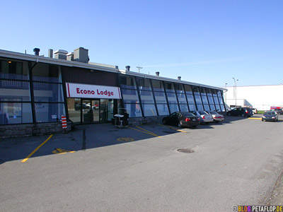 outside-Econolodge-parking-lot-Parkplatz-Motel-Montreal-Quebec-Canada-Kanada-DSCN8967.jpg