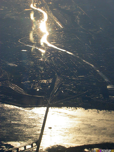 sun-reflections-Sonnenrefektionen-Montreal-harbour-seen-from-above-Hafen-von-oben-Lufthansa-Flight-Flug-Munich-Muenchen-DSCN9013.jpg