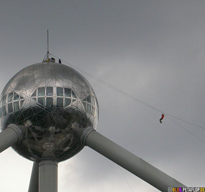 Atomium-2008-Brussels-Bruessel-bruxelles-Death-Ride-slide-clouds-wolken-DSCN0162.jpg