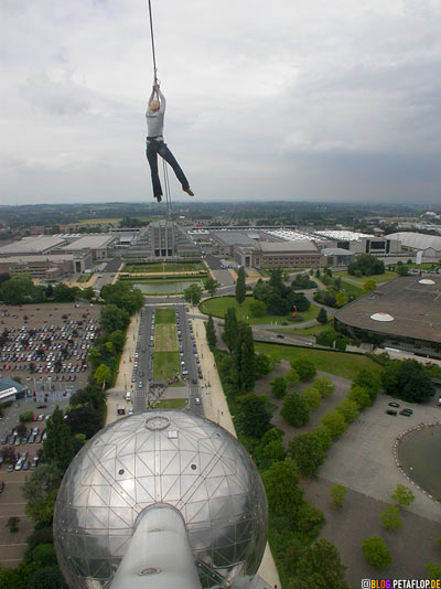 Atomium-2008-Brussels-Bruessel-bruxelles-Death-Ride-slide-clouds-wolken-DSCN0203.jpg