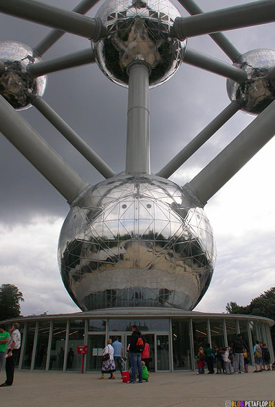 Entrance-Eingang-Atomium-2008-Brussels-Bruessel-bruxelles-Weltausstellung-World-Fair-Expo-1958-clouds-wolken-DSCN0180.jpg